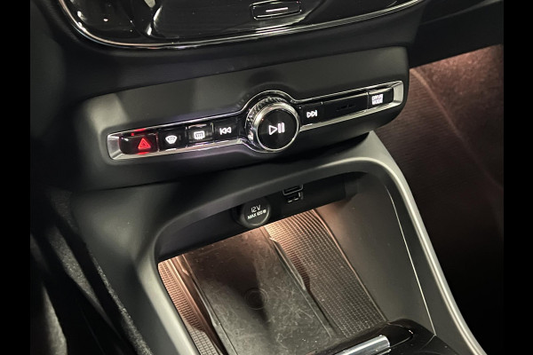 Volvo XC40 1.5 T5 Plug-in hybrid Ultimate Dark Open dak | Adapt. Cruise | 360 camera | Stuur-/stoelverwarming | Harman/Kardon | Leder | Carplay