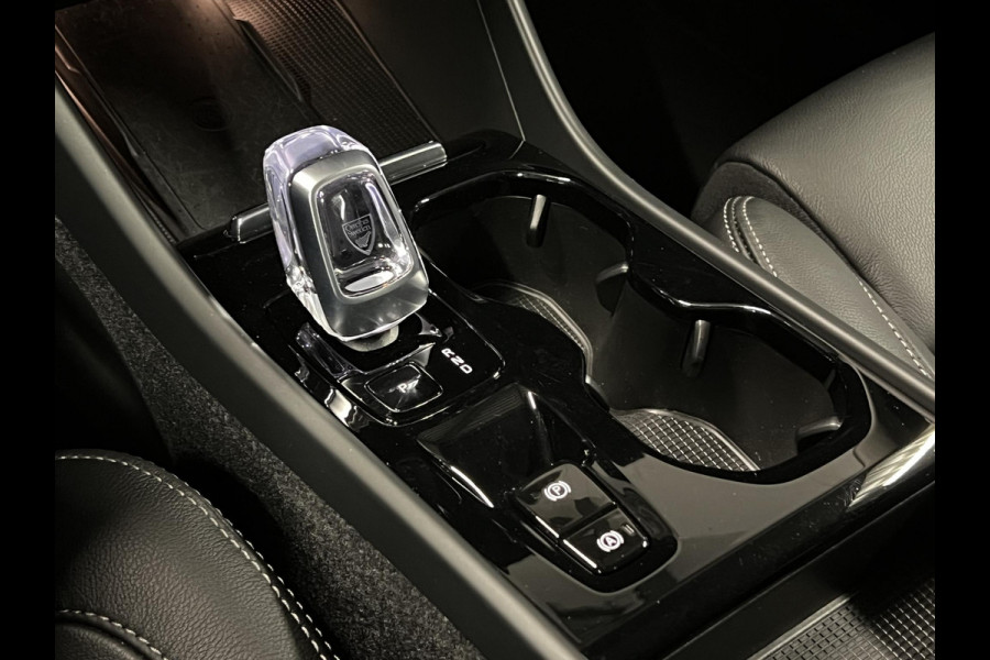 Volvo XC40 1.5 T5 Plug-in hybrid Ultimate Dark Open dak | Adapt. Cruise | 360 camera | Stuur-/stoelverwarming | Harman/Kardon | Leder | Carplay