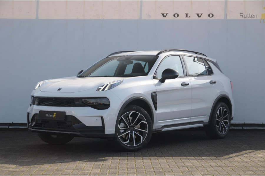 Lynk & Co 01 276PK Automaat Core / Adaptieve cruise control / Stoel - en stuurwielverarming / Parkeersensoren met camera / Apple carplay / Trekhaak / Metallic lak / 19" lichtmetalen velgen