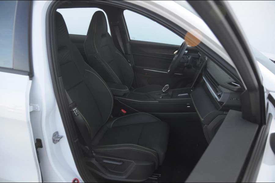 Lynk & Co 01 276PK Automaat Core / Adaptieve cruise control / Stoel - en stuurwielverarming / Parkeersensoren met camera / Apple carplay / Trekhaak / Metallic lak / 19" lichtmetalen velgen