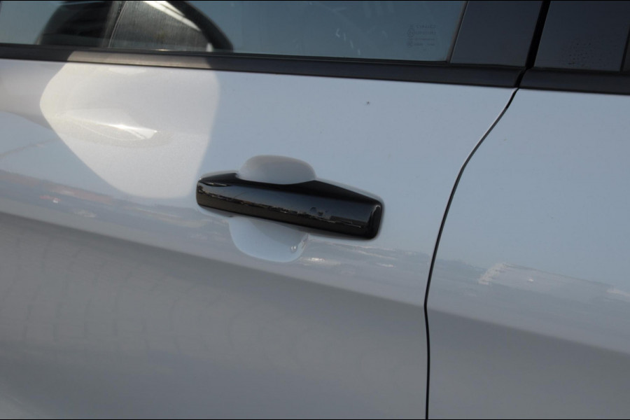 Lynk & Co 01 276PK Automaat Core / Adaptieve cruise control / Stoel - en stuurwielverarming / Parkeersensoren met camera / Apple carplay / Trekhaak / Metallic lak / 19" lichtmetalen velgen