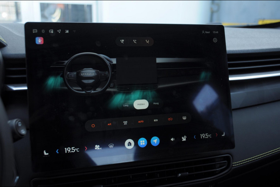 Lynk & Co 01 276PK Automaat Core / Adaptieve cruise control / Stoel - en stuurwielverarming / Parkeersensoren met camera / Apple carplay / Trekhaak / Metallic lak / 19" lichtmetalen velgen