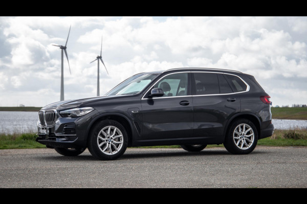 BMW X5 xDrive45e CARPLAY  / CAMERA / DEALER ONDERHOUDEN / BRUIN LEER / STOELVERWARMING