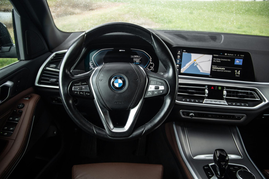 BMW X5 xDrive45e CARPLAY  / CAMERA / DEALER ONDERHOUDEN / BRUIN LEER / STOELVERWARMING