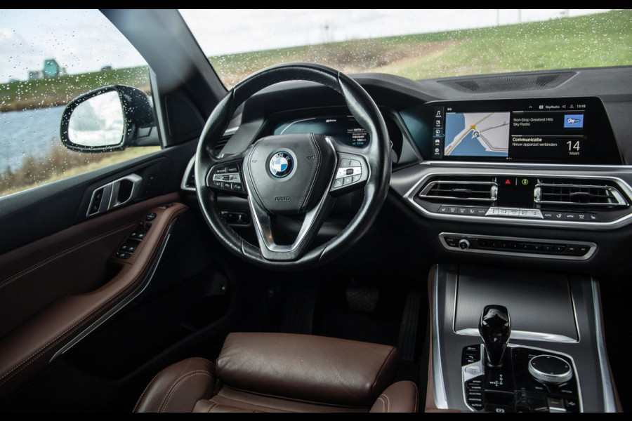 BMW X5 xDrive45e CARPLAY  / CAMERA / DEALER ONDERHOUDEN / BRUIN LEER / STOELVERWARMING