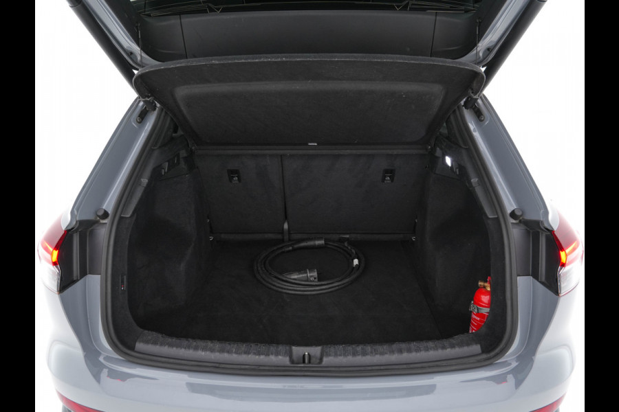 Audi Q4 e-tron 40 S-line Launch edition Competition 77 kWh [ 3-Fase-11kW ] {SOH-93%} (INCL-BTW) *HEATPUMP | LEATHER-FABRIC | SONOS-AUDIO | MATRIX-LED | ADAPTIVE-CRUISE | HEATED-SPORTSEATS | AMBIENTLIGHT | DIGI-COCKPIT | CAMERA | KEYLESS | DAB+ | NAVI-FULLMAP | TOWBAR | 21"ALU