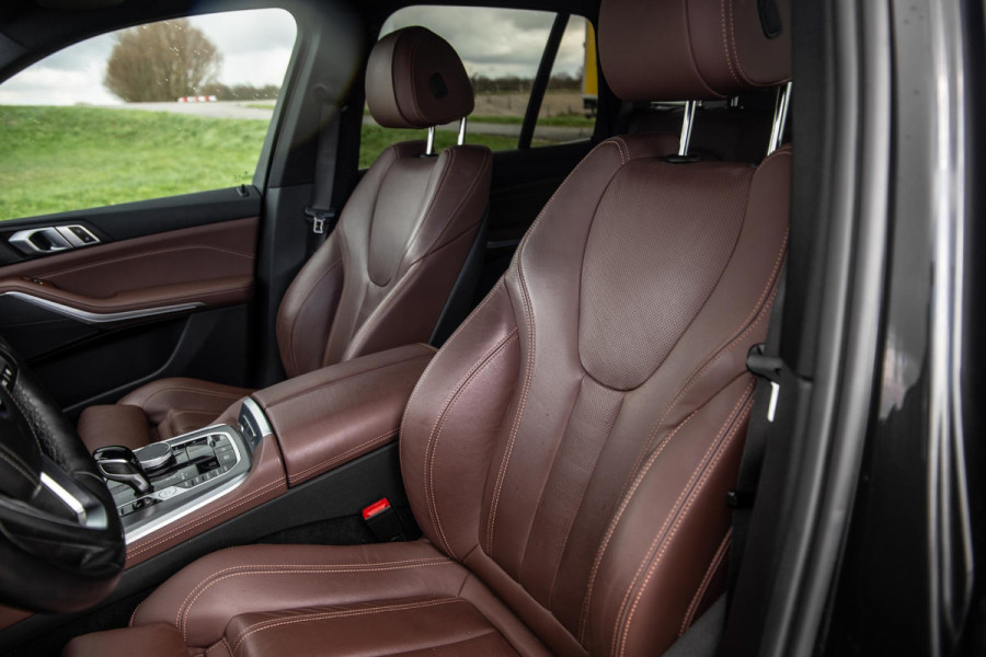 BMW X5 xDrive45e CARPLAY  / CAMERA / DEALER ONDERHOUDEN / BRUIN LEER / STOELVERWARMING