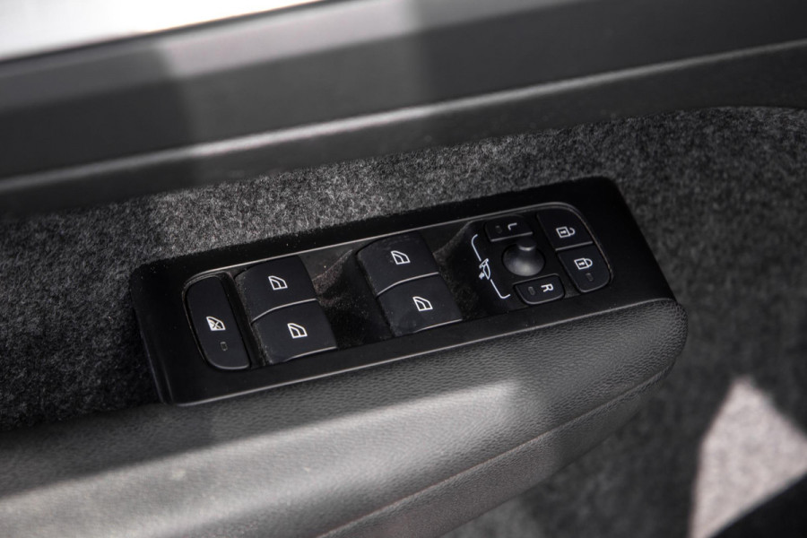 Volvo XC40 1.5 T4 Recharge Inscription AUTOMAAT / PLUG IN HYBRID / NAVI / STOELVERWARMING / CAMERA