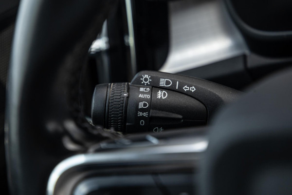 Volvo XC40 1.5 T4 Recharge Inscription AUTOMAAT / PLUG IN HYBRID / NAVI / STOELVERWARMING / CAMERA