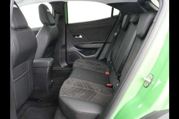 Opel Mokka-e Ultimate 50 kWh | SOH 90% | 3 Fase | Stoelverwarming | Leder/Alcantara | Warmtepomp | Adaptive cruise | Camera | Stuurverwarming | Carplay | Matrix LED | Navigatie | Park Assist