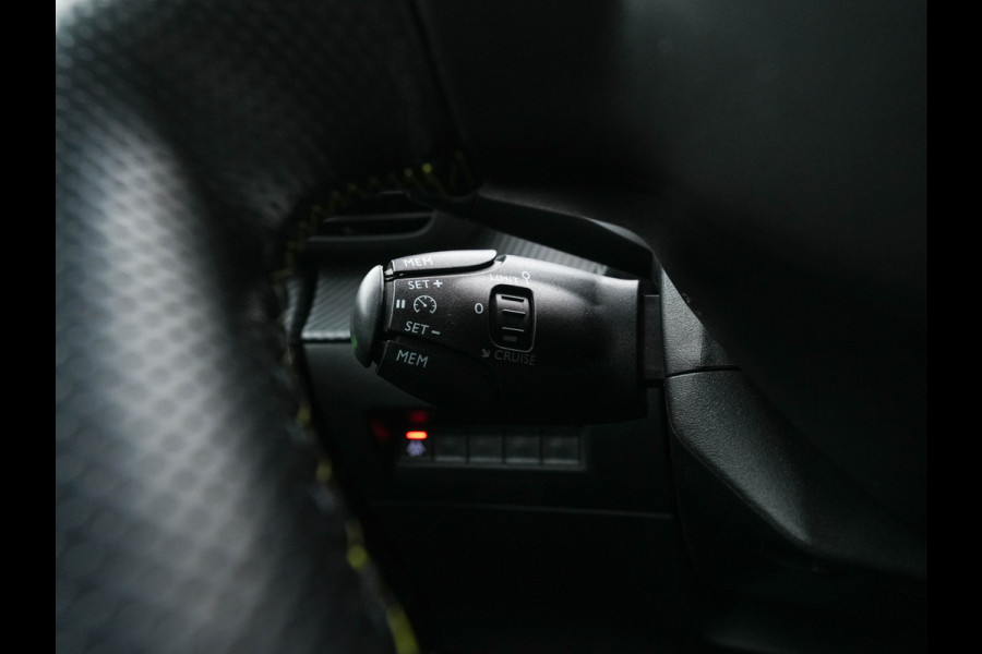 Peugeot e-2008 EV GT 50 kWh {SOH-91%} Aut. *DIGI-COCKPIT | FULL-LED | BLIS | KEYLESS | LEATHER-FABRIC | CAMERA | CARPLAY | CCS-FASTLOADER | DAB+ | NAVI-FULLMAP | ECC | PDC | SPORT-SEATS | AMBIENT-LIGHT | PRIVACY-GLASS | 17''ALU*