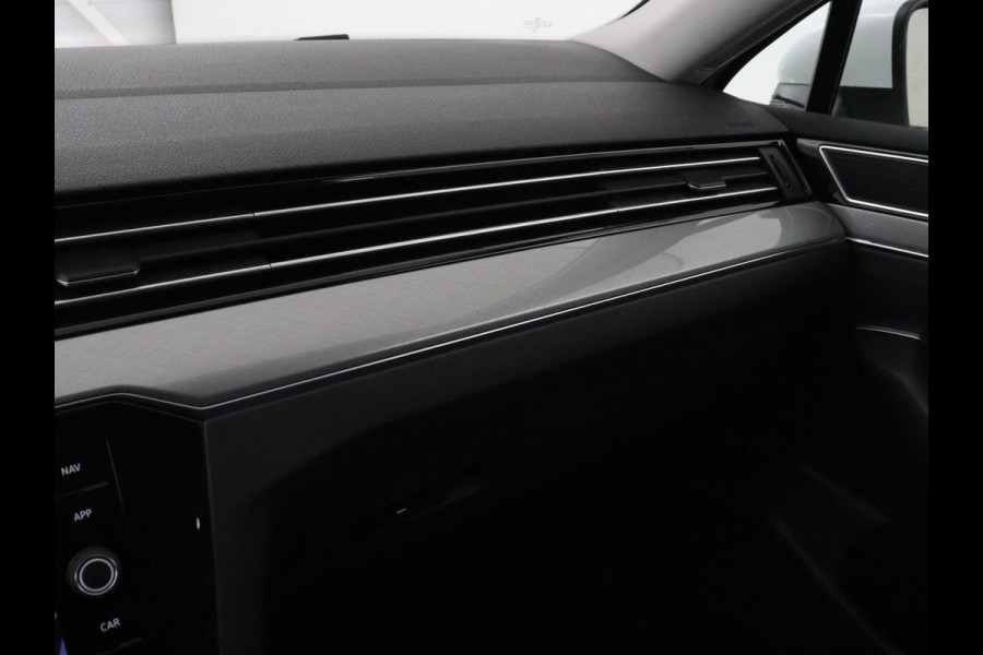 Volkswagen Passat 1.4 TSI PHEV GTE | Stoelverwarming | Trekhaak | Massage | 360 Camera | Stuurverwarming | Adaptive cruise | Matrix LED | Carplay | Navigatie | Parkeerhulp | Plug In