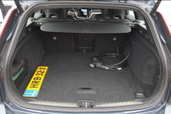 Volvo V60 T6 350PK Automaat AWD Plus Dark / Adaptive cruise control / Elektrische stoelen / Harman Kardon audio / Trekhaak / Pilot assist / BLIS / Stoel en stuur verwarming / Elektrische achterklep / Parkeersensoren met 360 camera / Google infotainment