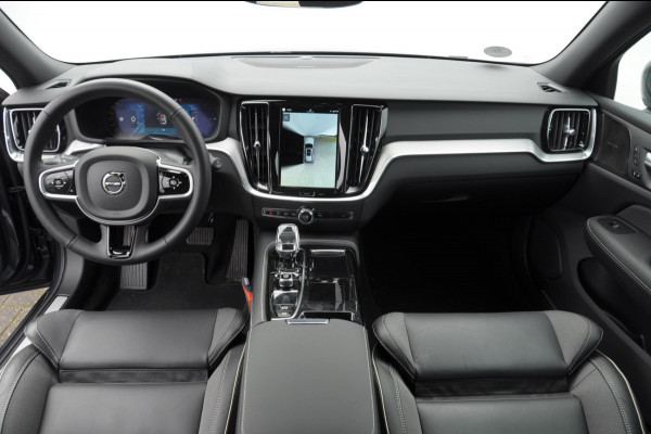 Volvo V60 T6 350PK Automaat AWD Plus Dark / Adaptive cruise control / Elektrische stoelen / Harman Kardon audio / Trekhaak / Pilot assist / BLIS / Stoel en stuur verwarming / Elektrische achterklep / Parkeersensoren met 360 camera / Google infotainment