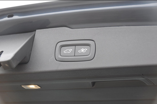 Volvo V60 T6 350PK Automaat AWD Plus Dark / Adaptive cruise control / Elektrische stoelen / Harman Kardon audio / Trekhaak / Pilot assist / BLIS / Stoel en stuur verwarming / Elektrische achterklep / Parkeersensoren met 360 camera / Google infotainment
