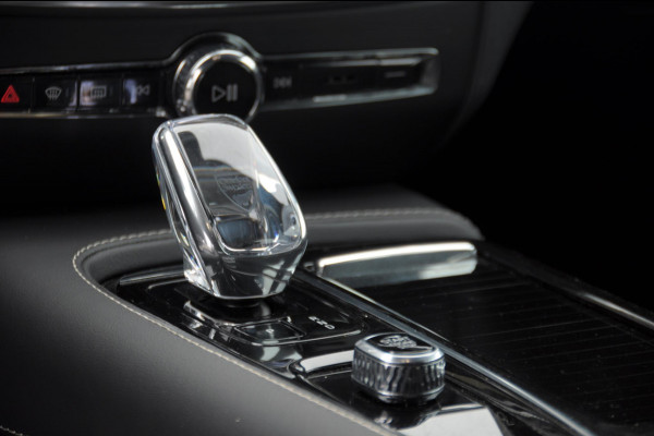 Volvo V60 T6 350PK Automaat AWD Plus Dark / Adaptive cruise control / Elektrische stoelen / Harman Kardon audio / Trekhaak / Pilot assist / BLIS / Stoel en stuur verwarming / Elektrische achterklep / Parkeersensoren met 360 camera / Google infotainment