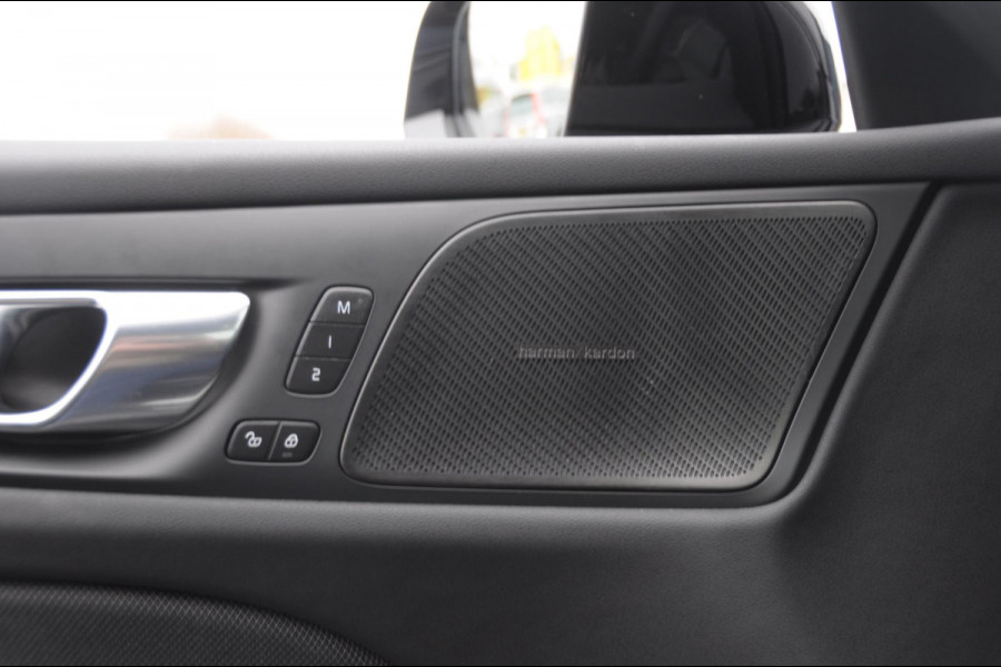 Volvo V60 T6 350PK Automaat AWD Plus Dark / Adaptive cruise control / Elektrische stoelen / Harman Kardon audio / Trekhaak / Pilot assist / BLIS / Stoel en stuur verwarming / Elektrische achterklep / Parkeersensoren met 360 camera / Google infotainment