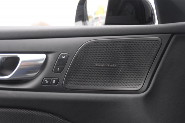 Volvo V60 T6 350PK Automaat AWD Plus Dark / Adaptive cruise control / Elektrische stoelen / Harman Kardon audio / Trekhaak / Pilot assist / BLIS / Stoel en stuur verwarming / Elektrische achterklep / Parkeersensoren met 360 camera / Google infotainment