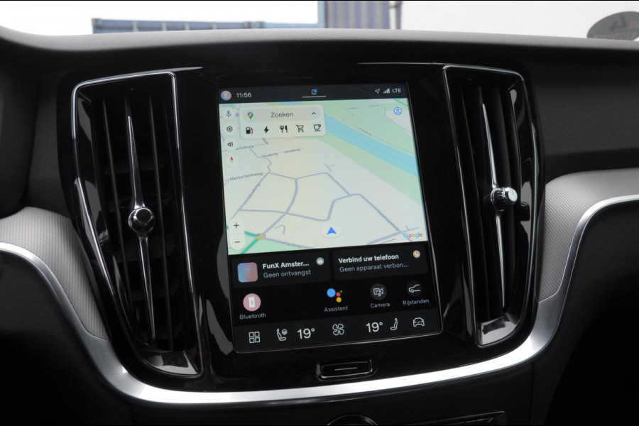 Volvo V60 T6 350PK Automaat AWD Plus Dark / Adaptive cruise control / Elektrische stoelen / Harman Kardon audio / Trekhaak / Pilot assist / BLIS / Stoel en stuur verwarming / Elektrische achterklep / Parkeersensoren met 360 camera / Google infotainment