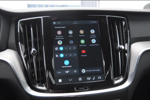 Volvo V60 T6 350PK Automaat AWD Plus Dark / Adaptive cruise control / Elektrische stoelen / Harman Kardon audio / Trekhaak / Pilot assist / BLIS / Stoel en stuur verwarming / Elektrische achterklep / Parkeersensoren met 360 camera / Google infotainment