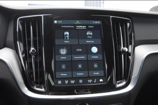 Volvo V60 T6 350PK Automaat AWD Plus Dark / Adaptive cruise control / Elektrische stoelen / Harman Kardon audio / Trekhaak / Pilot assist / BLIS / Stoel en stuur verwarming / Elektrische achterklep / Parkeersensoren met 360 camera / Google infotainment