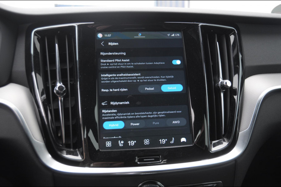 Volvo V60 T6 350PK Automaat AWD Plus Dark / Adaptive cruise control / Elektrische stoelen / Harman Kardon audio / Trekhaak / Pilot assist / BLIS / Stoel en stuur verwarming / Elektrische achterklep / Parkeersensoren met 360 camera / Google infotainment