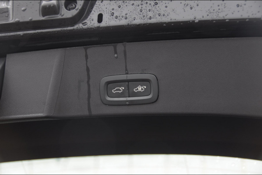 Volvo XC40 B3 177PK Automaat Plus Black Edition / Adaptive cruise control / Elektrische stoelen / Harman Kardon audio / Pilot assist / BLIS / Stoel en stuur verwarming / Elektrische achterklep / Parkeersensoren met camera / Google infotainment