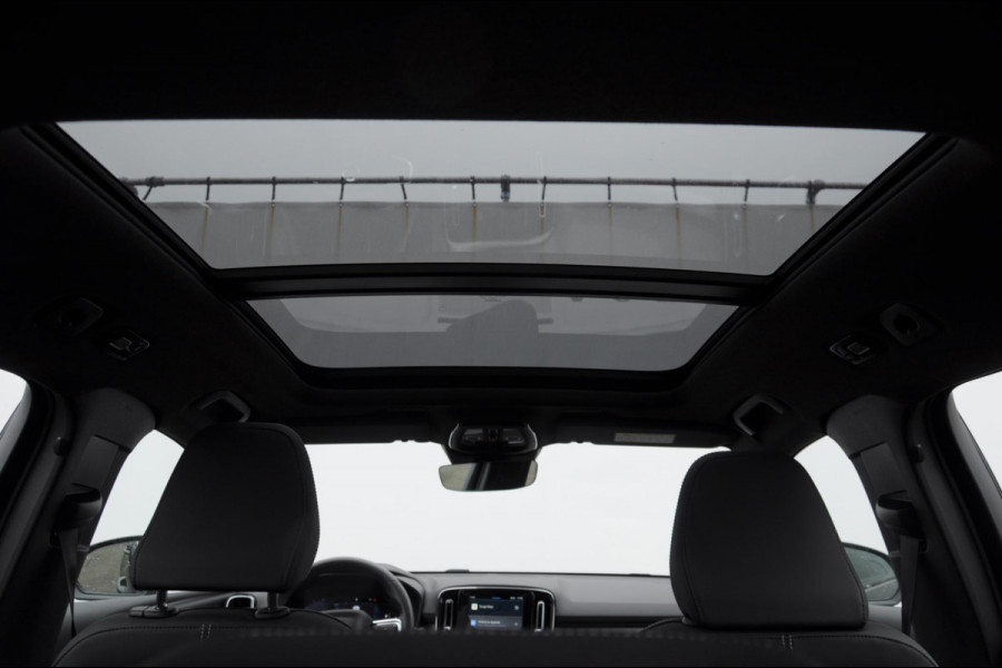 Volvo XC40 B3 177PK Automaat Plus Black Edition / Adaptive cruise control / Elektrische stoelen / Harman Kardon audio / Pilot assist / BLIS / Stoel en stuur verwarming / Elektrische achterklep / Parkeersensoren met camera / Google infotainment