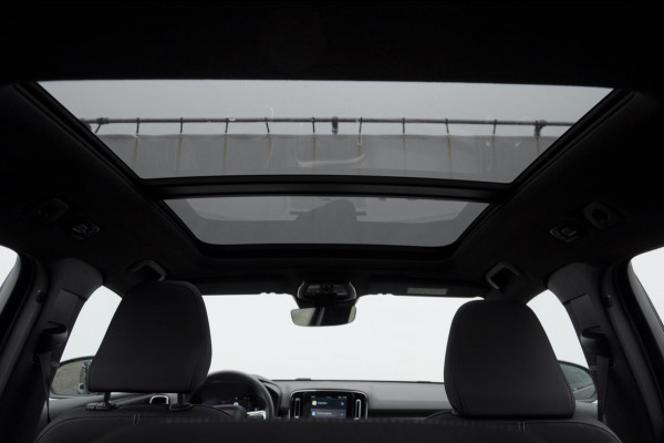 Volvo XC40 B3 177PK Automaat Plus Black Edition / Adaptive cruise control / Elektrische stoelen / Harman Kardon audio / Pilot assist / BLIS / Stoel en stuur verwarming / Elektrische achterklep / Parkeersensoren met camera / Google infotainment