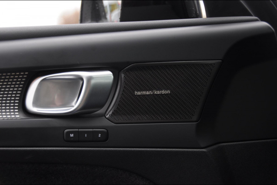 Volvo XC40 B3 177PK Automaat Plus Black Edition / Adaptive cruise control / Elektrische stoelen / Harman Kardon audio / Pilot assist / BLIS / Stoel en stuur verwarming / Elektrische achterklep / Parkeersensoren met camera / Google infotainment