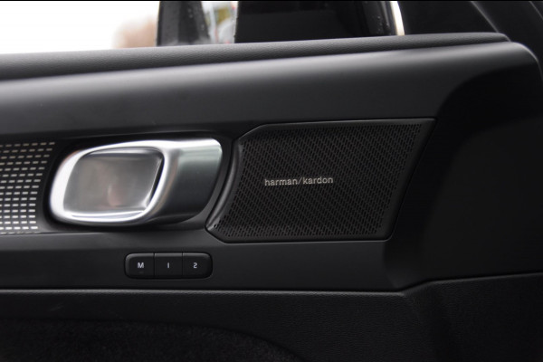 Volvo XC40 B3 177PK Automaat Plus Black Edition / Adaptive cruise control / Elektrische stoelen / Harman Kardon audio / Pilot assist / BLIS / Stoel en stuur verwarming / Elektrische achterklep / Parkeersensoren met camera / Google infotainment