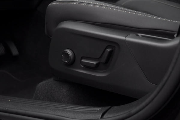 Volvo XC40 B3 177PK Automaat Plus Black Edition / Adaptive cruise control / Elektrische stoelen / Harman Kardon audio / Pilot assist / BLIS / Stoel en stuur verwarming / Elektrische achterklep / Parkeersensoren met camera / Google infotainment