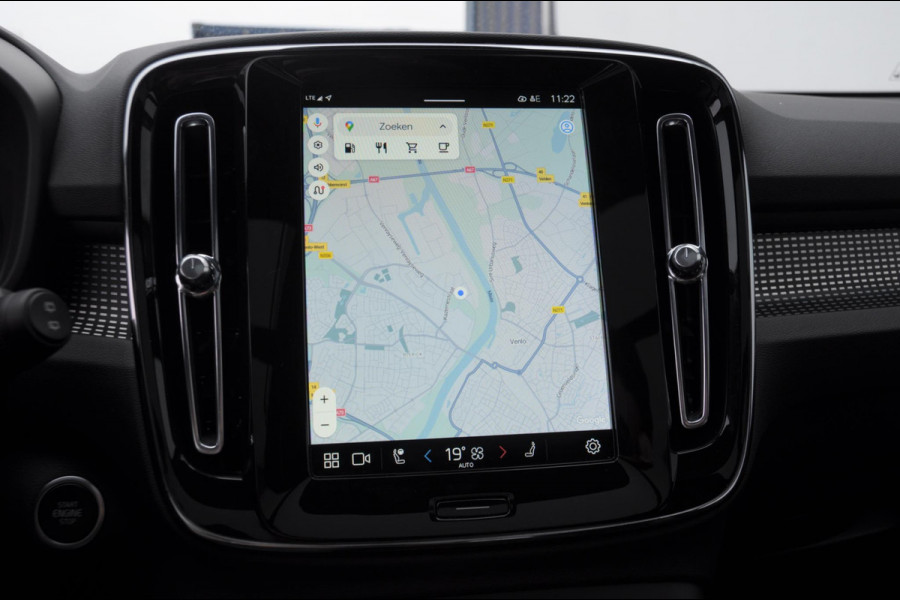 Volvo XC40 B3 177PK Automaat Plus Black Edition / Adaptive cruise control / Elektrische stoelen / Harman Kardon audio / Pilot assist / BLIS / Stoel en stuur verwarming / Elektrische achterklep / Parkeersensoren met camera / Google infotainment