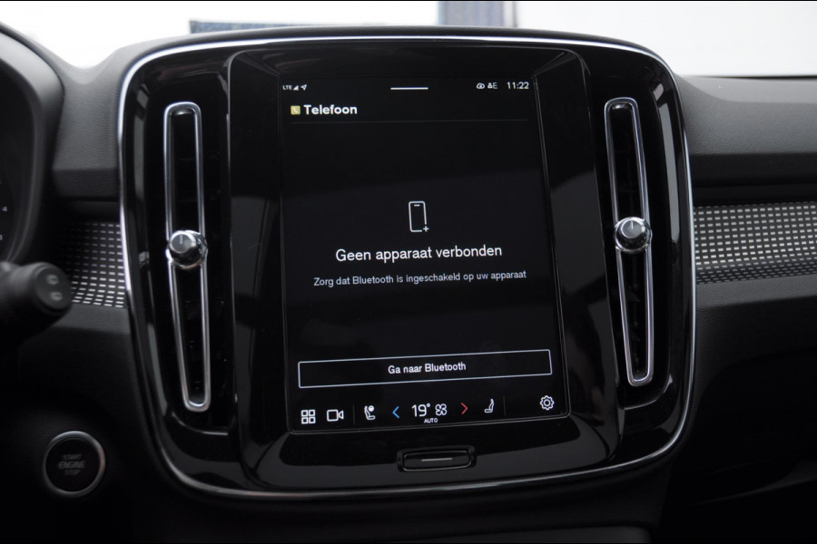 Volvo XC40 B3 177PK Automaat Plus Black Edition / Adaptive cruise control / Elektrische stoelen / Harman Kardon audio / Pilot assist / BLIS / Stoel en stuur verwarming / Elektrische achterklep / Parkeersensoren met camera / Google infotainment