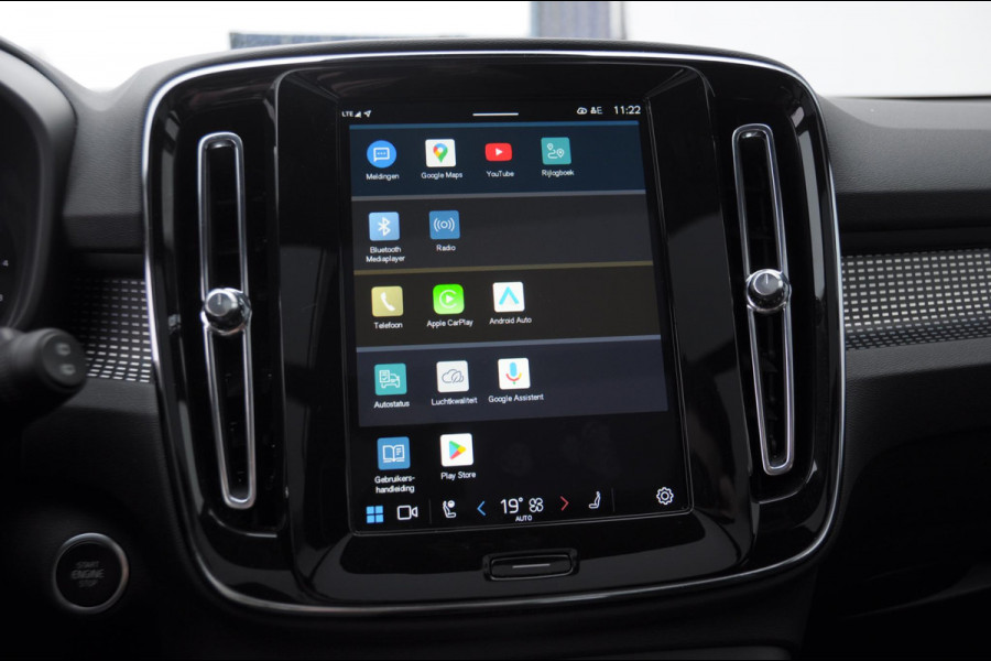 Volvo XC40 B3 177PK Automaat Plus Black Edition / Adaptive cruise control / Elektrische stoelen / Harman Kardon audio / Pilot assist / BLIS / Stoel en stuur verwarming / Elektrische achterklep / Parkeersensoren met camera / Google infotainment