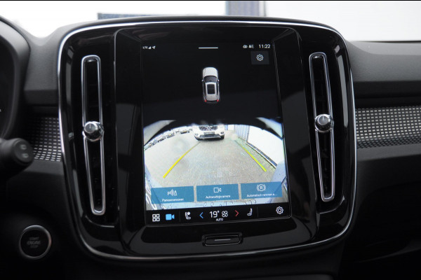 Volvo XC40 B3 177PK Automaat Plus Black Edition / Adaptive cruise control / Elektrische stoelen / Harman Kardon audio / Pilot assist / BLIS / Stoel en stuur verwarming / Elektrische achterklep / Parkeersensoren met camera / Google infotainment