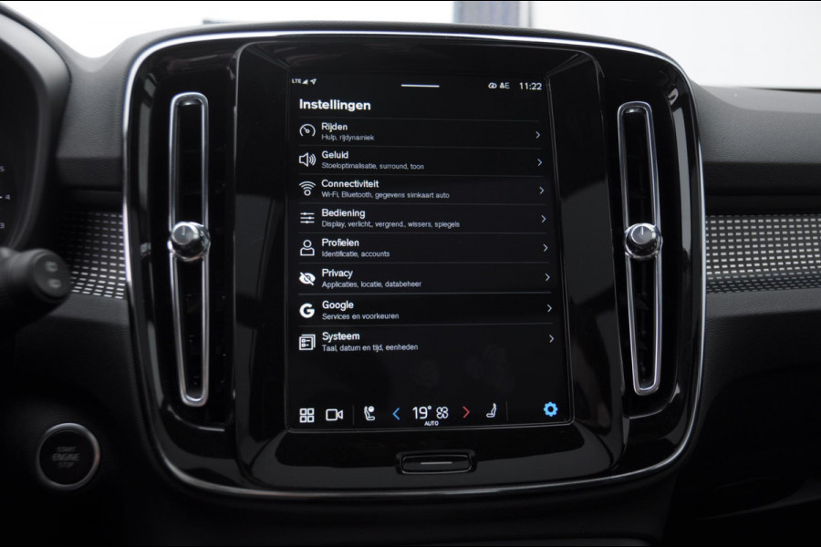 Volvo XC40 B3 177PK Automaat Plus Black Edition / Adaptive cruise control / Elektrische stoelen / Harman Kardon audio / Pilot assist / BLIS / Stoel en stuur verwarming / Elektrische achterklep / Parkeersensoren met camera / Google infotainment