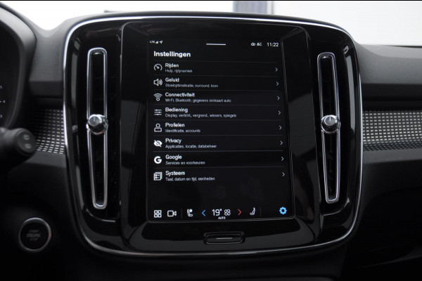 Volvo XC40 B3 177PK Automaat Plus Black Edition / Adaptive cruise control / Elektrische stoelen / Harman Kardon audio / Pilot assist / BLIS / Stoel en stuur verwarming / Elektrische achterklep / Parkeersensoren met camera / Google infotainment