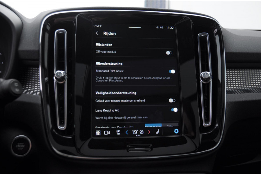 Volvo XC40 B3 177PK Automaat Plus Black Edition / Adaptive cruise control / Elektrische stoelen / Harman Kardon audio / Pilot assist / BLIS / Stoel en stuur verwarming / Elektrische achterklep / Parkeersensoren met camera / Google infotainment