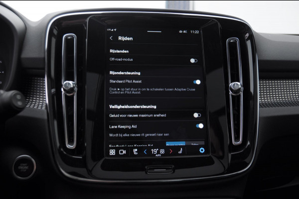 Volvo XC40 B3 177PK Automaat Plus Black Edition / Adaptive cruise control / Elektrische stoelen / Harman Kardon audio / Pilot assist / BLIS / Stoel en stuur verwarming / Elektrische achterklep / Parkeersensoren met camera / Google infotainment