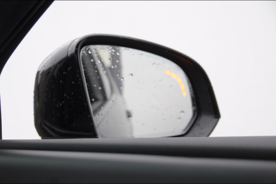 Volvo XC40 B3 177PK Automaat Plus Black Edition / Adaptive cruise control / Elektrische stoelen / Harman Kardon audio / Pilot assist / BLIS / Stoel en stuur verwarming / Elektrische achterklep / Parkeersensoren met camera / Google infotainment