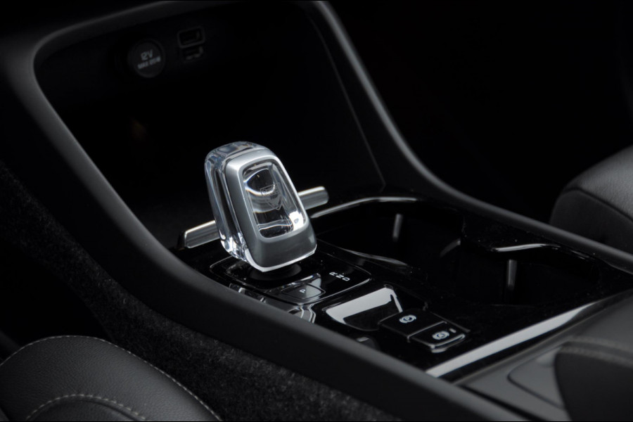 Volvo XC40 B4 211PK Automaat Inscription / Elektrische stoelen met geheugen / Keyless entry / Elektrische achterklep / Harman Kardon audio / Parkeersensoren met camera / stoel - en stuurwielverwarming /