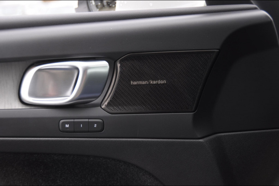 Volvo XC40 B4 211PK Automaat Inscription / Elektrische stoelen met geheugen / Keyless entry / Elektrische achterklep / Harman Kardon audio / Parkeersensoren met camera / stoel - en stuurwielverwarming /