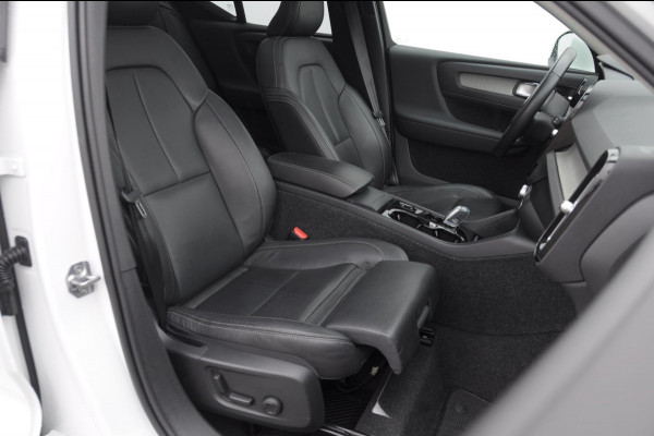 Volvo XC40 B4 211PK Automaat Inscription / Elektrische stoelen met geheugen / Keyless entry / Elektrische achterklep / Harman Kardon audio / Parkeersensoren met camera / stoel - en stuurwielverwarming /
