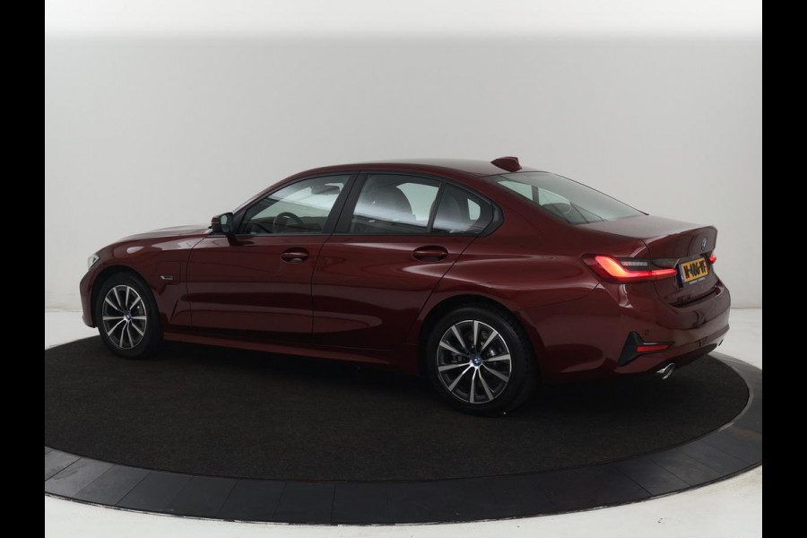BMW 3-serie 330e Business Edition Plus | Sportstoelen | Leder | Adaptive cruise | Stoelverwarming | Carplay | Stuurverwarming | Navigatie | Parkeerhulp | Full LED | Live Cockpit | Individual Aventurinrot metallic | PHEV | Plug In
