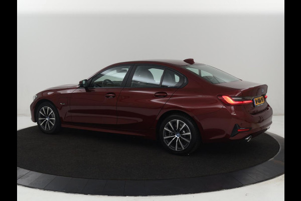 BMW 3-serie 330e Business Edition Plus | Sportstoelen | Leder | Adaptive cruise | Stoelverwarming | Carplay | Stuurverwarming | Navigatie | Parkeerhulp | Full LED | Live Cockpit | Individual Aventurinrot metallic | PHEV | Plug In