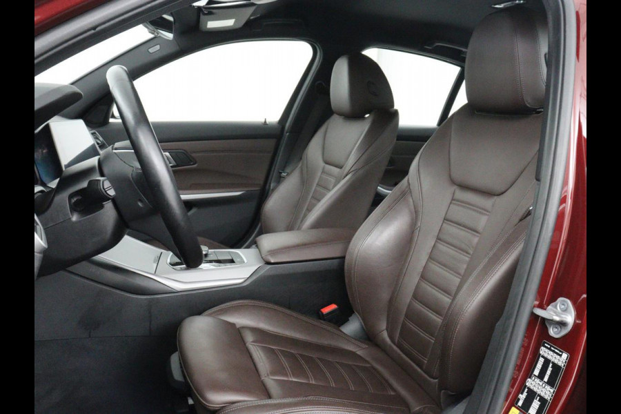 BMW 3-serie 330e Business Edition Plus | Sportstoelen | Leder | Adaptive cruise | Stoelverwarming | Carplay | Stuurverwarming | Navigatie | Parkeerhulp | Full LED | Live Cockpit | Individual Aventurinrot metallic | PHEV | Plug In