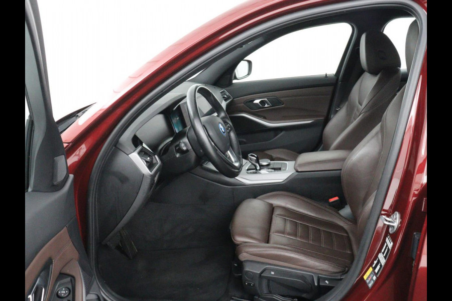 BMW 3-serie 330e Business Edition Plus | Sportstoelen | Leder | Adaptive cruise | Stoelverwarming | Carplay | Stuurverwarming | Navigatie | Parkeerhulp | Full LED | Live Cockpit | Individual Aventurinrot metallic | PHEV | Plug In