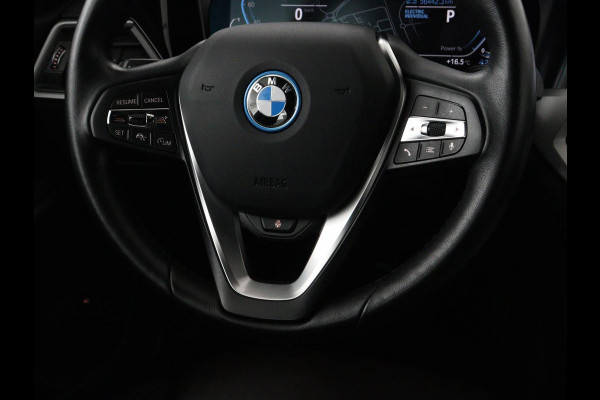 BMW 3-serie 330e Business Edition Plus | Sportstoelen | Leder | Adaptive cruise | Stoelverwarming | Carplay | Stuurverwarming | Navigatie | Parkeerhulp | Full LED | Live Cockpit | Individual Aventurinrot metallic | PHEV | Plug In
