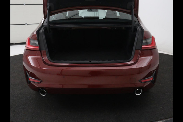 BMW 3-serie 330e Business Edition Plus | Sportstoelen | Leder | Adaptive cruise | Stoelverwarming | Carplay | Stuurverwarming | Navigatie | Parkeerhulp | Full LED | Live Cockpit | Individual Aventurinrot metallic | PHEV | Plug In